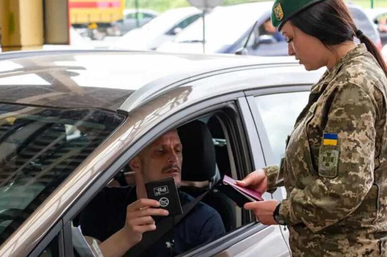 Стаття Деяким водіям в Україні не потрібний військовий квиток Ранкове місто. Донбас