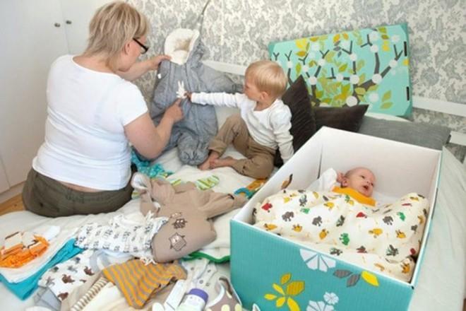 Стаття У пологових будинках почали видавати оновлені “пакунки малюка” Ранкове місто. Донбас