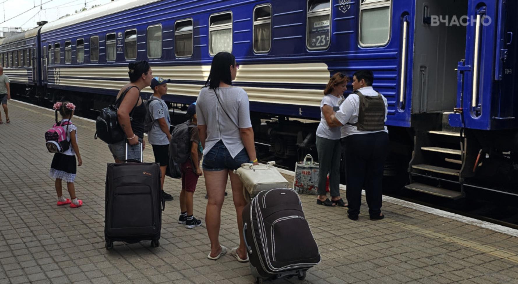 Стаття Евакуаційний потяг для жителів Донеччини курсуватиме до Чернівецької області Ранкове місто. Донбас