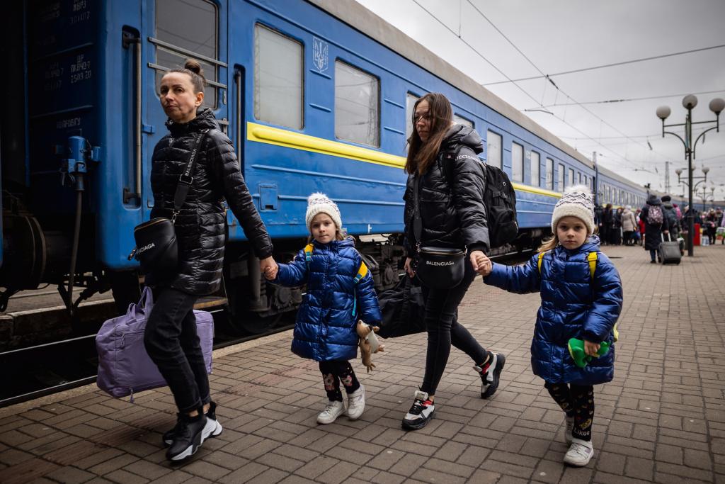 Стаття Евакуація жителів Донеччини: волонтери вивозять людей з подальшим розселенням: як записатися Ранкове місто. Донбас